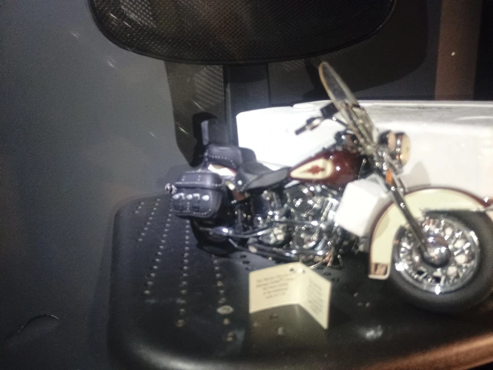The Heritage Softail Classic Diecast con papeleo y caja original Foto 2 de 4