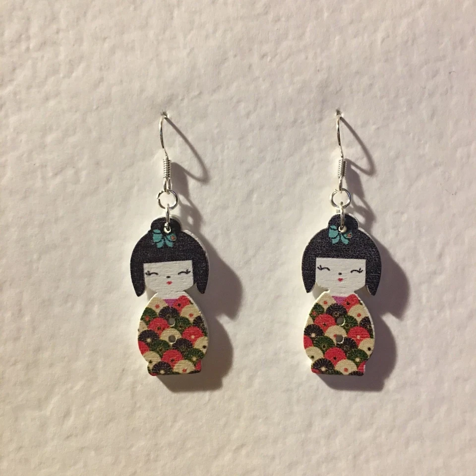 JAPANESE GEISHA LADY DOLL EARRINGS RED GREEN PRINTED WOODEN SILVER PLATED . HOOK - Image 2 of 4