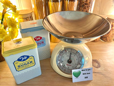 BEAUTIFUL RETRO - VINTAGE STYLE  SET OF WEIGHING SCALES IN CREAM/NTYHW268