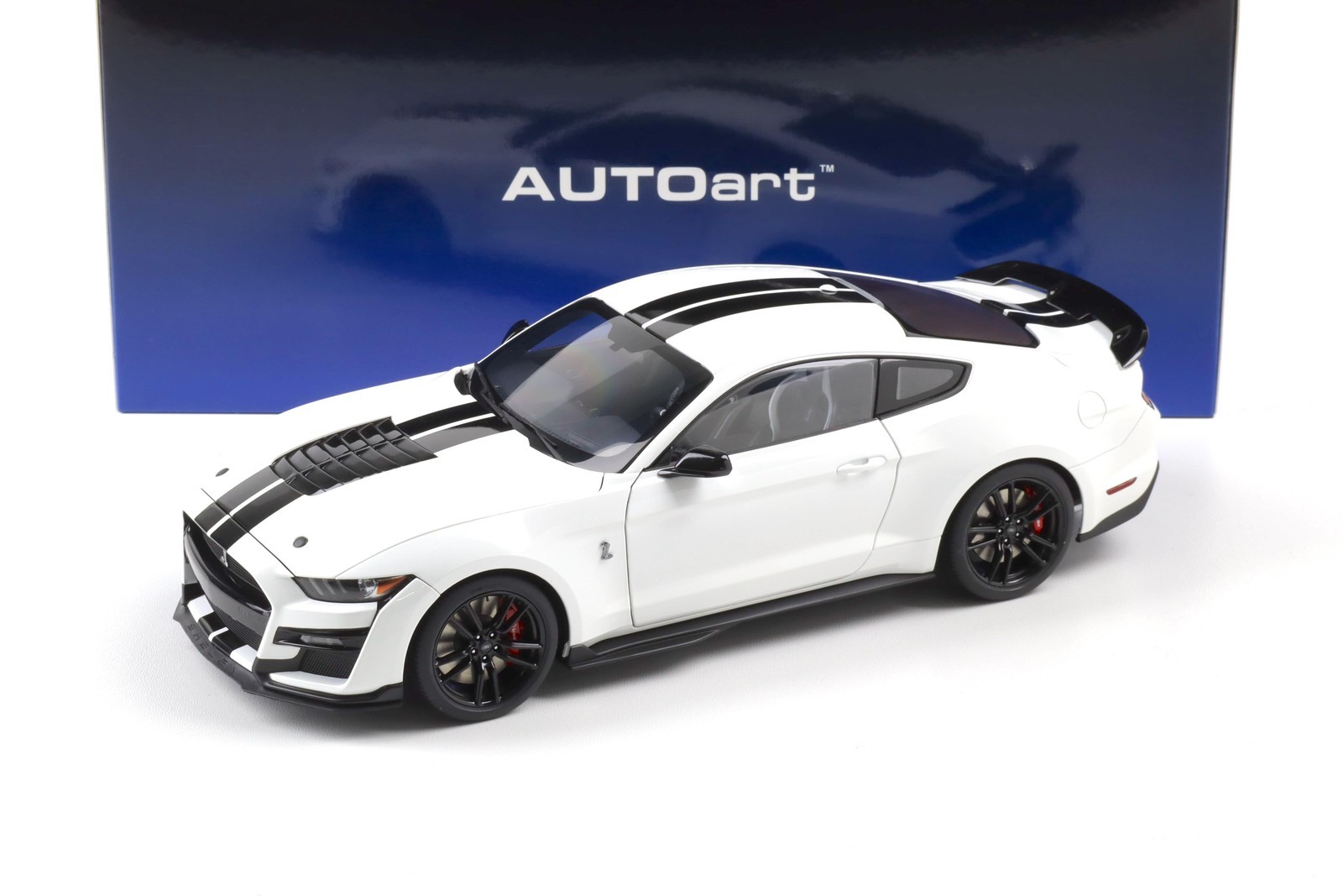 1:18 AUTOart Ford Mustang Shelby GT500 Coupe 2023 Oxford White / Black Stripes