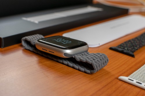 Apple Watch Series 4 - 44mm NIKE Silver Aluminium + Summit White Sport Loop GPS - Zdjęcie 5 z 14