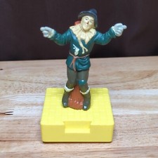 1997 Wizard of Oz Blockbuster Scarecrow Figure Toy