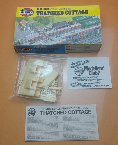 Casa de campo vintage Airfix calibre OO/HO 03609-0 con techo de paja. Precintado en bolsa | Zustand: Used