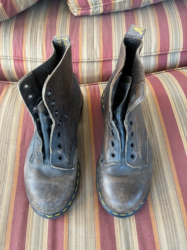VINTAGE WOMEN'S SIZE 5 BROWN DOC MARTEN'S STEEL TOE BOOTS MADE IN UK. 7 EYES