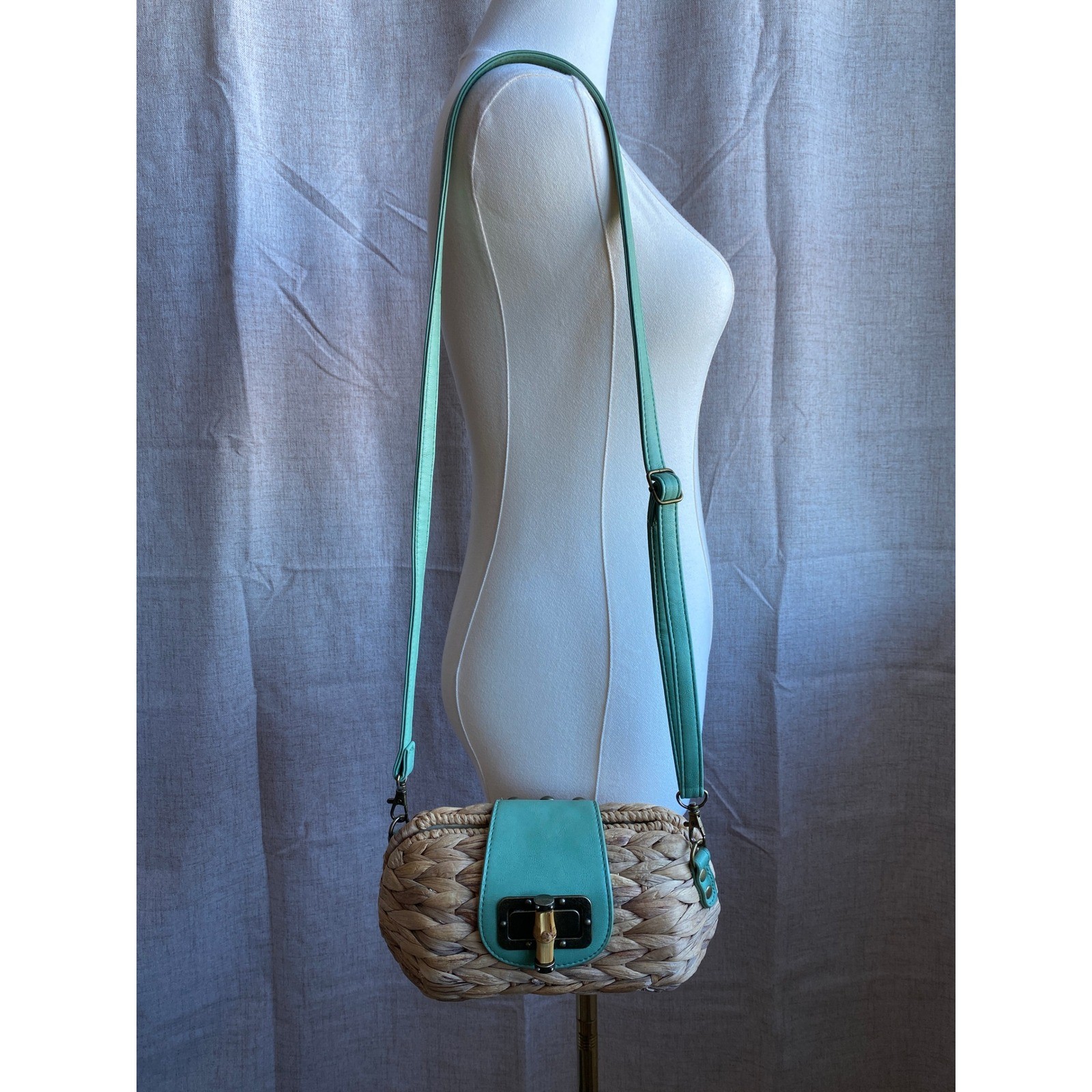Sun N Sand Woven Straw Turquoise Trim Crossbody Bag Bamboo Lock