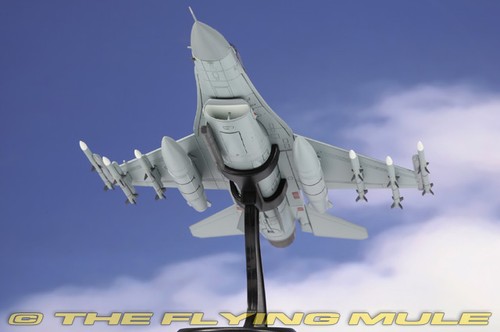 Hobby Master 1:72 F-16V Fighting Falcon ROCAF 21st TFG #6619 - Picture 5 of 8