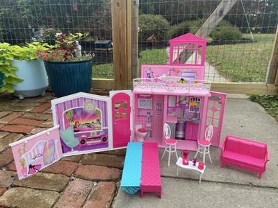 Vintage Barbie Mattel 2010? 2011 Glam Vacation Fold & Go Doll House & Bed Y2K