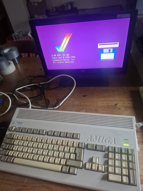 Amiga Commodore A1200 POWER TESTED  (see description)