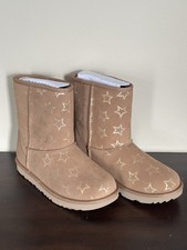 NIB UGG YOUTH 5 CLASSIC SHORT II IRIDESCENT STARS BOOTS CHESTNUT