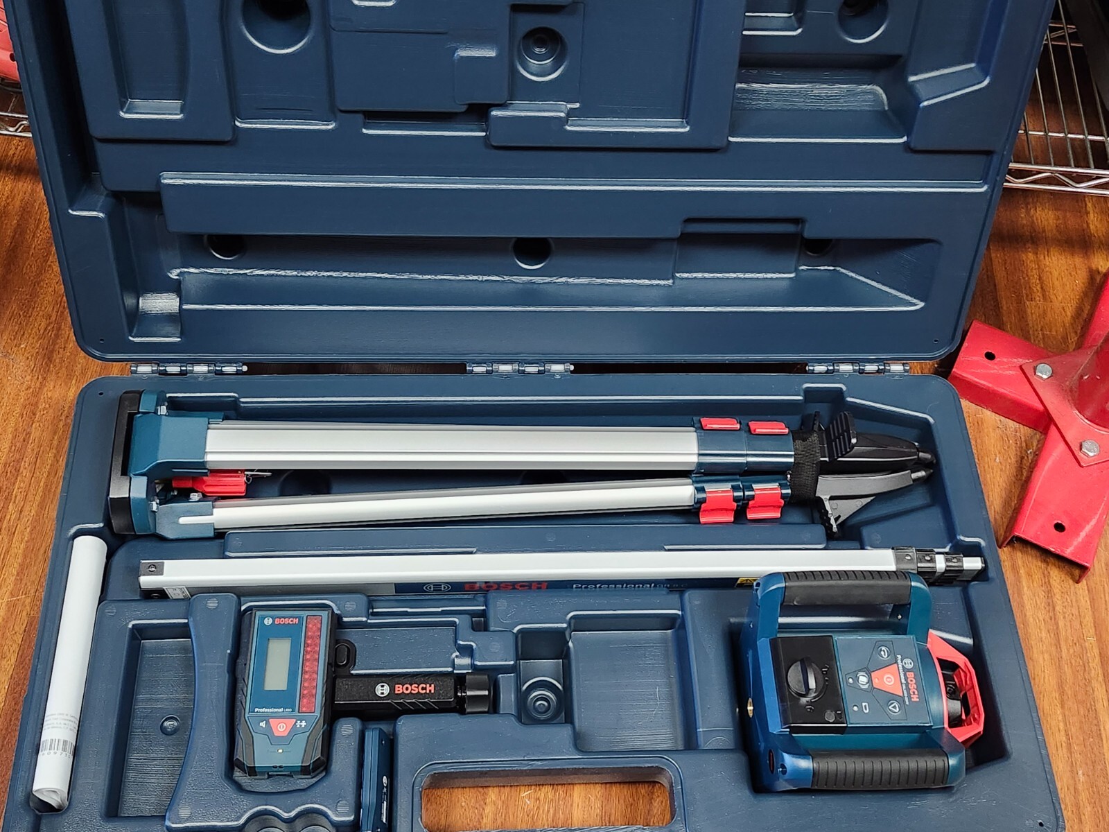 BOSCH PROFESSIONAL SELF LEVELING ROTARY LASER LEVEL KIT (NEW)GRL1000
