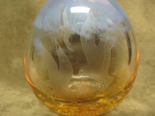 Vintage Caithness Scotland Seagull Engraved Art Glass Vase Blue Tan Spatter - Picture 2 of 5