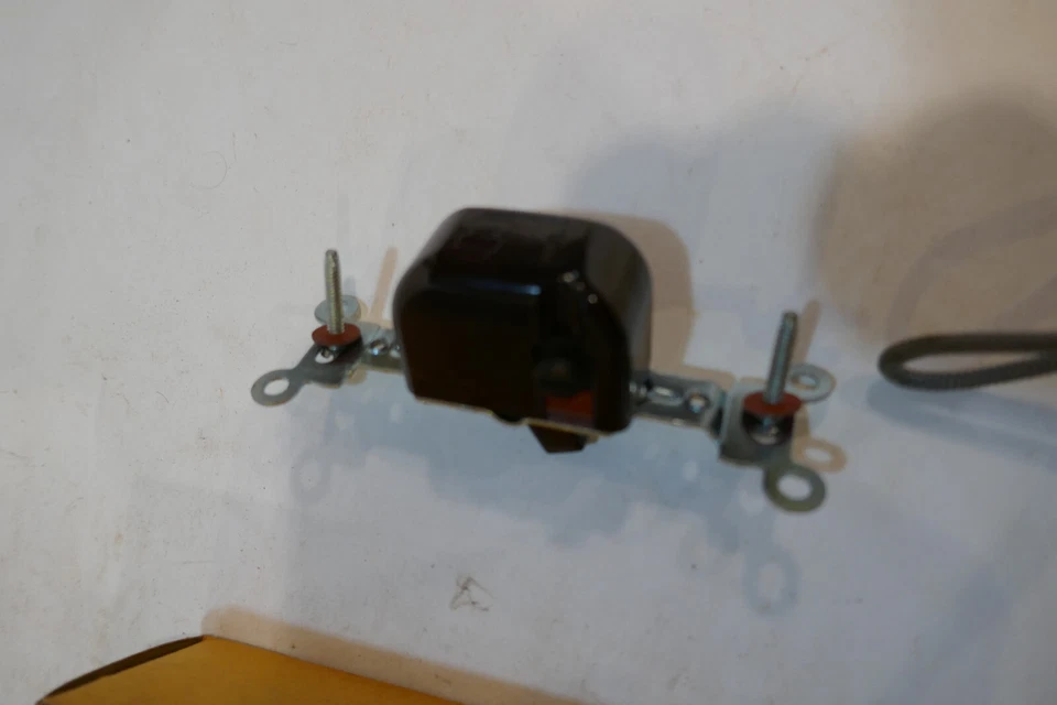 Hubbell Flush Toggle Switch 10 Amp 125-250V 3 Way Bakelite in original box. - Image 3 of 4