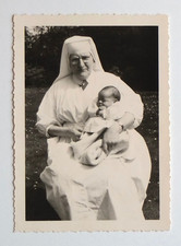 Soeur infirmière tenue blanche nourrisson bébé - Photo ancienne snapshot