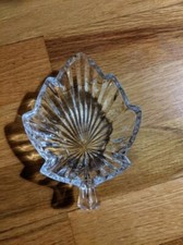 Petit plat à bibelots en verre cristal transparent forme feuille vintage