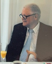 Mann sitzt mit Kaffee Orangensaft im Gespräch Tisch Partner abgeschnitten Foto