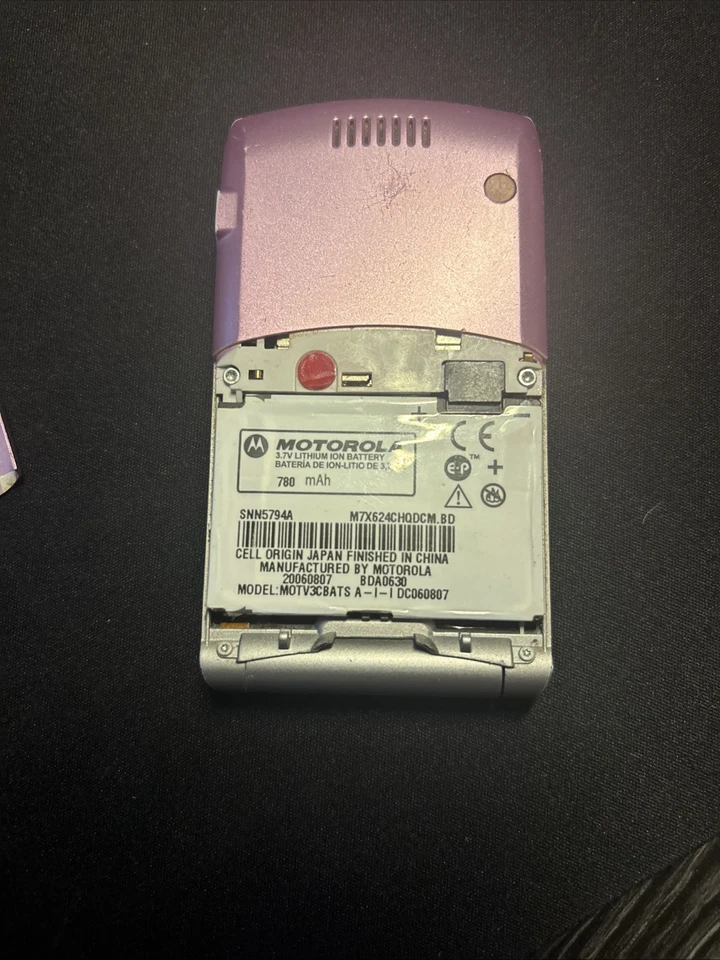 Motorola RAZR V3m - Pink and Silver Untested Parts Very Rare Cellular Flip Phone - Image 4 of 4