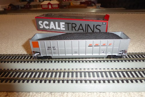 Scaletrains Operator Bethgon Gondola BNSF #671761 with load - Picture 2 of 4