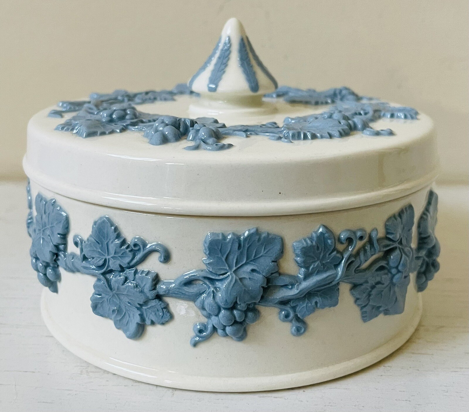 Wedgwood Queensware LAVENDER ON CREAM Candy Box with Spike Lid