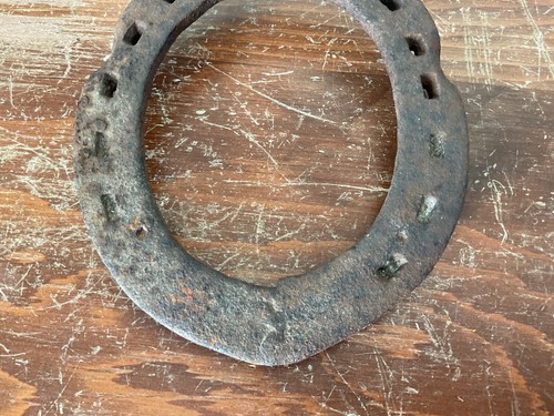 Ferro di cavallo vintage antico tondo chiuso ghisa metallo lunghezza 5 1/2” per 4 1/2” larghezza - Foto 4 di 6