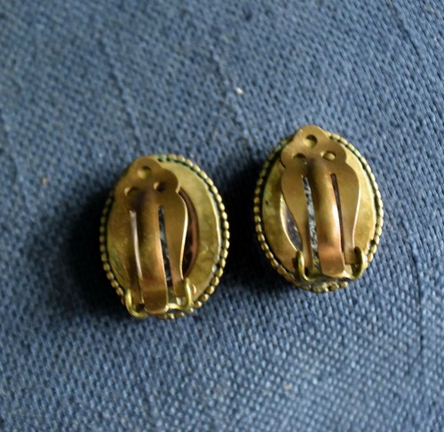 Vtg Reverse Carved Pink Glass Beaded Brass Oval Clip Earrings-Floral & Scrolls - Picture 5 of 6