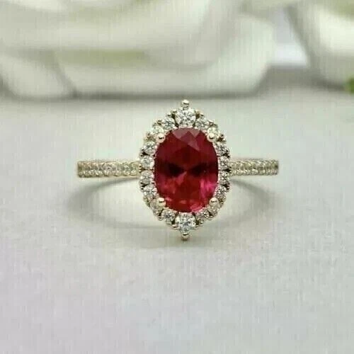 Anillo de compromiso con halo de rubí rosa simulado de corte ovalado de 2 quilates enchapado en oro amarillo de 14 quilates Foto 2 de 4