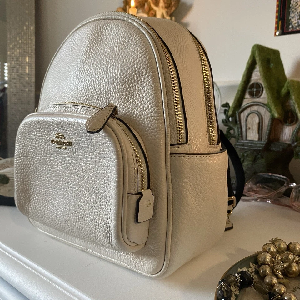 Bolso Mochila Coach Mini Charlie Cuero Guijarro Blanco Con Dorado En muy buena condición Foto 2 de 4