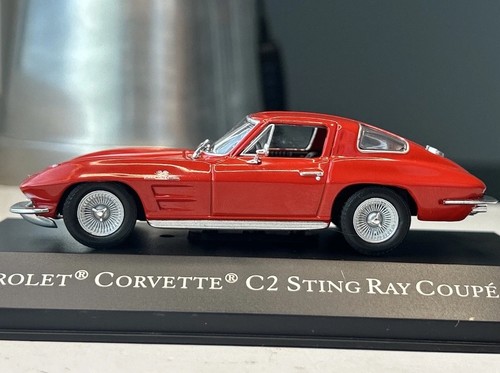 1:43 IXO 1963 Chevrolet Corvette C2 Sting Ray Coupe rot mit Vitrine & Buch - Bild 5 von 24