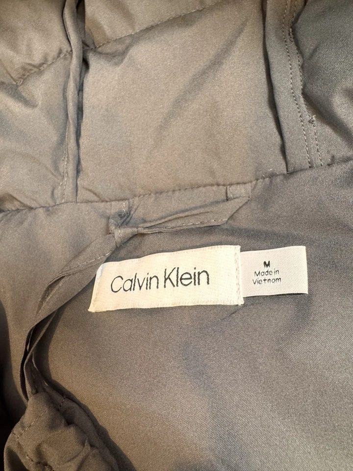 Chaqueta acolchada con capucha Calvin Klein para hombre - talla M, gris oscuro/carbón Foto 3 de 4