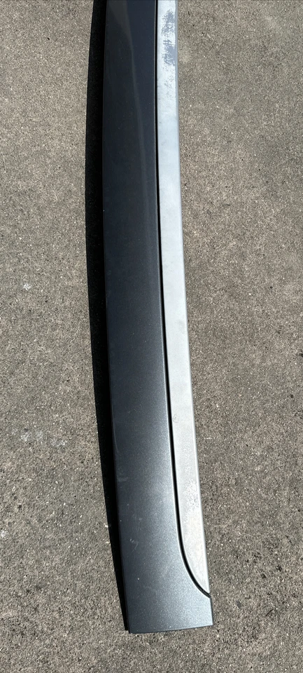 Painel de moldagem Porsche Cayenne Liftgate cinza 2003-2006 - Imagem 2 de 4