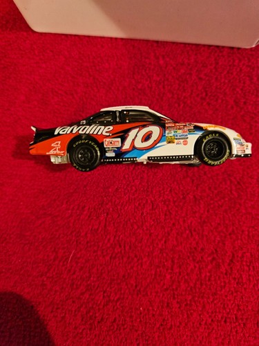 # 10 Valvoline Car Johnny Benson 2002 Grand Prix In Oil Can Tin 1/64 New - Picture 10 of 12