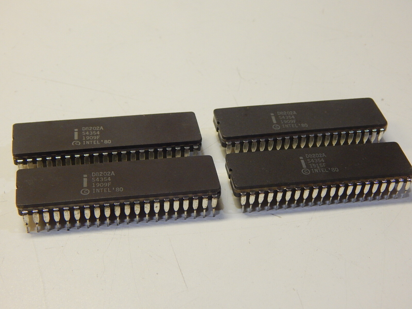 INTEL D8202A MEMORY CONTROLLER 40 PIN CDIP IC RARE VINTAGE - LOT OF 4