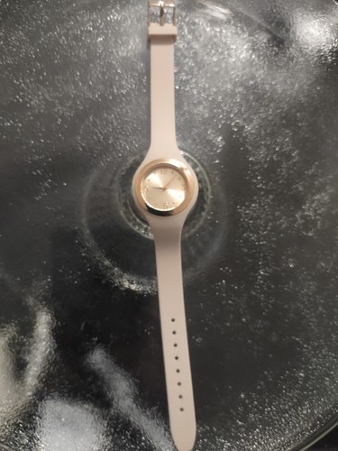 Neutrale farbige Gummiuhr passt super zu fast jedem Outfit kostenloser Versand