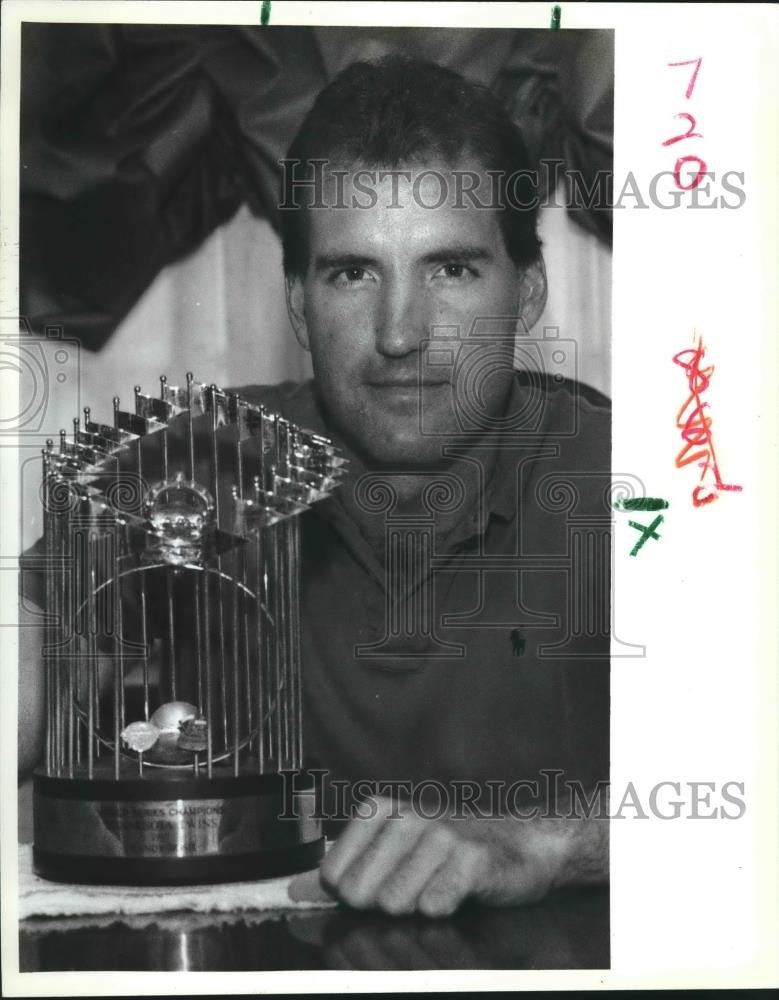 1989 Press Photo Randy Bush, Right Fielder for the Minnesota Twins with Award
