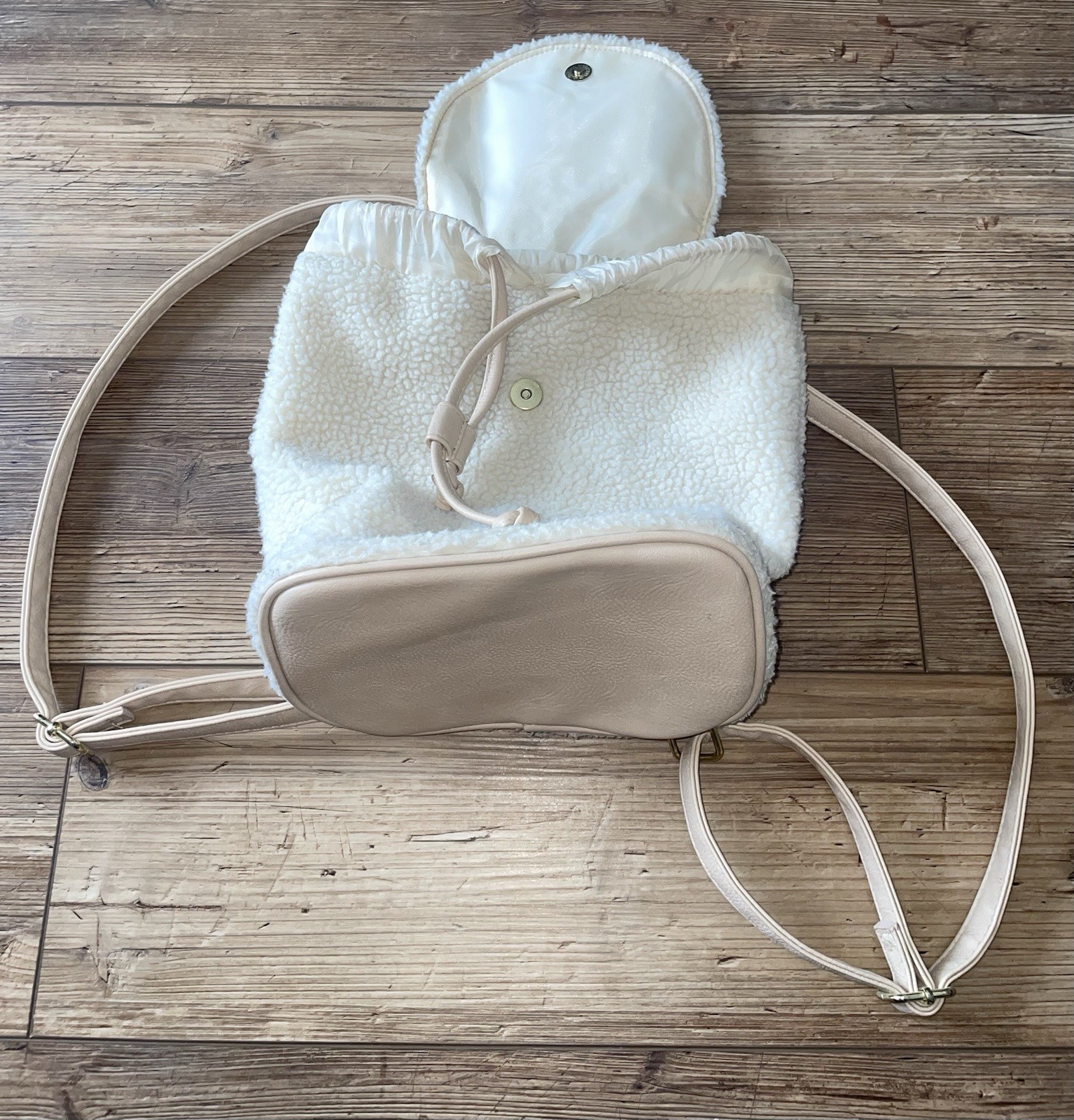 Off White/tan Mini Sherpa Back Pack. — image 9