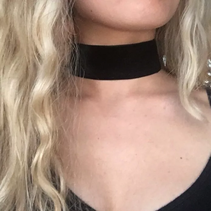 Thick velvet hotsell choker