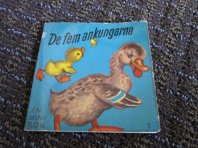 Vintage Edith Lowe Childrens Mini Book in Swedish The Five Ducklings 1950s RARE 