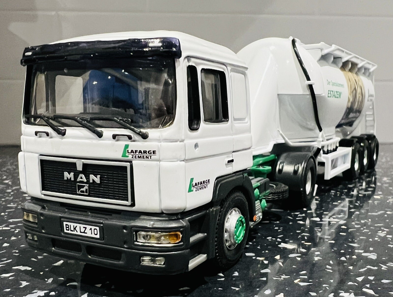 Corgi CC12009 MAN HGV Feldbinder Tanker Truck Lafarge Zement 1/50 Giraffe Boxed