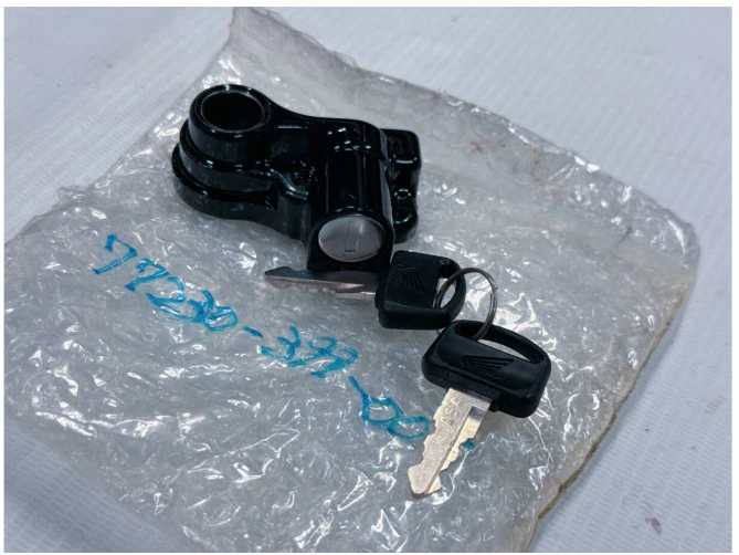 Llave de bloqueo de asiento genuina Honda GL1100 CB750K CB400F CB125S 77230-399-007 nueva sin usar Foto 3 de 4