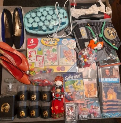 Flohmarkt Trödel Pumps Deko Lockenwickler Rucksack Whiskey Set Karaffe Gläser H