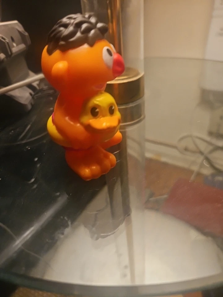 Sesame Street Rubber Ernie Bath Toy Pato 3” Water Squirter Foto 4 de 4