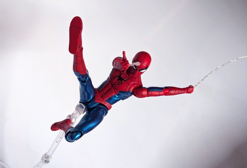 Marvel / Figura Spider-Man Nuevo Traje Rojo y Azul S.H.Figuarts Figura de Acción Bandai - Imagen 3 de 24