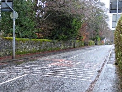 Foto 6x4 Mugdock Straße Milngavie Verblassen Warnschild und Linien gemalt auf c2018