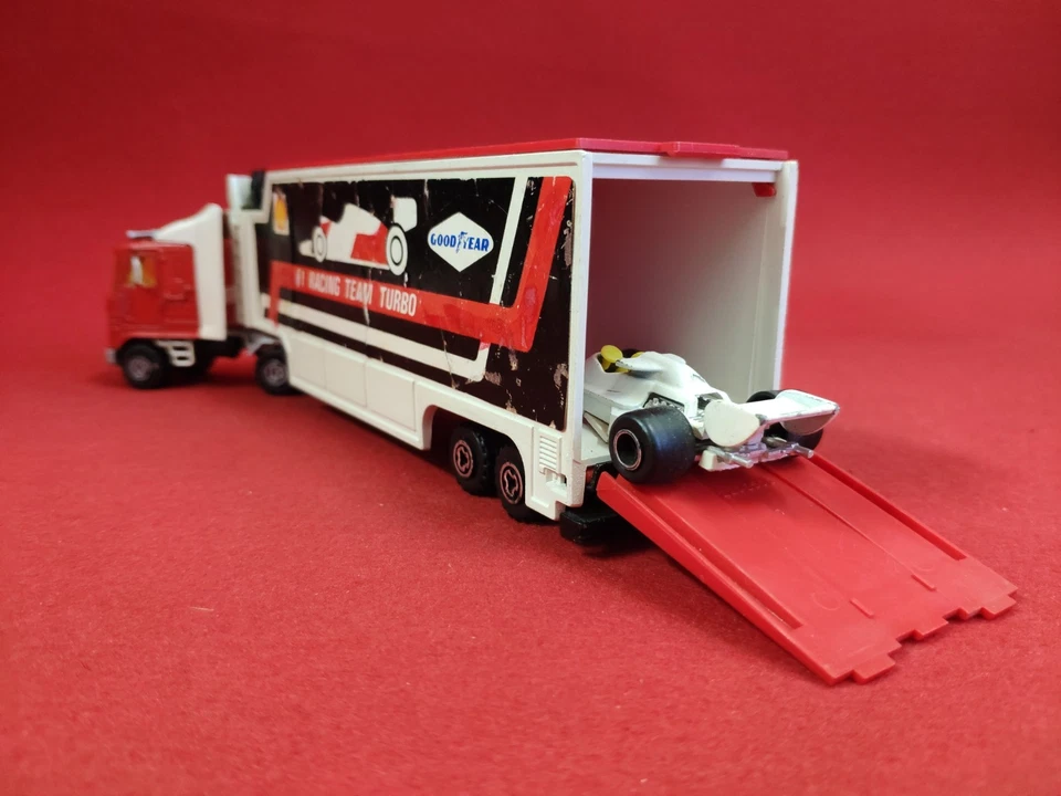 MAJORETTE SERIE 3000 CAMION RIMORCHIO VINTAGE F1 RACING TEAM GOODYEAR SHELL 1:43 - Immagine 2 di 4