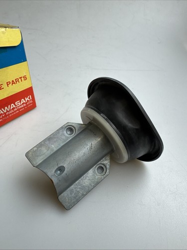 KAWASAKI KLR650 TENGAI THROTTLE VALVE (DIAPHRAGM, VALVE) 43028-1069 E2504 - Picture 4 of 5