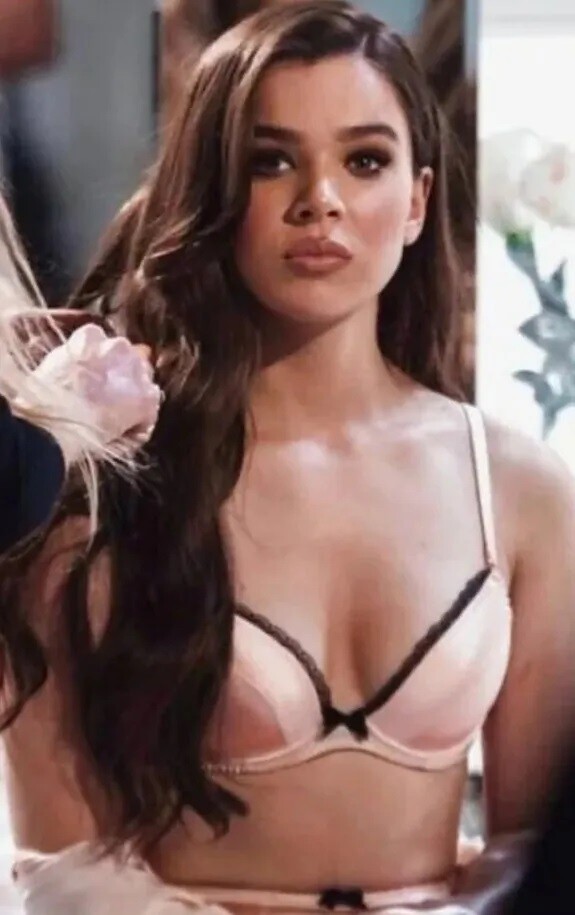 Hailee Steinfeld Posing In Pink Lingerie 8x10 Picture Celebrity Print