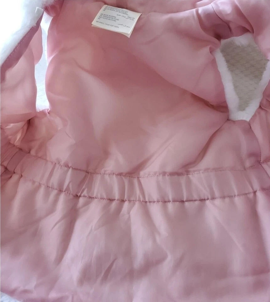 Colete com capuz de pele sintética branca primeiras impressões - Imagem 4 de 4