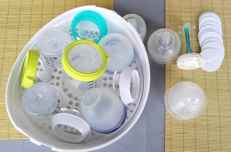 Trocknungsbox mit 5 Babyfläschchen, Sauger, Trinkbecher, Schubladensicherung - Bild 2 von 4