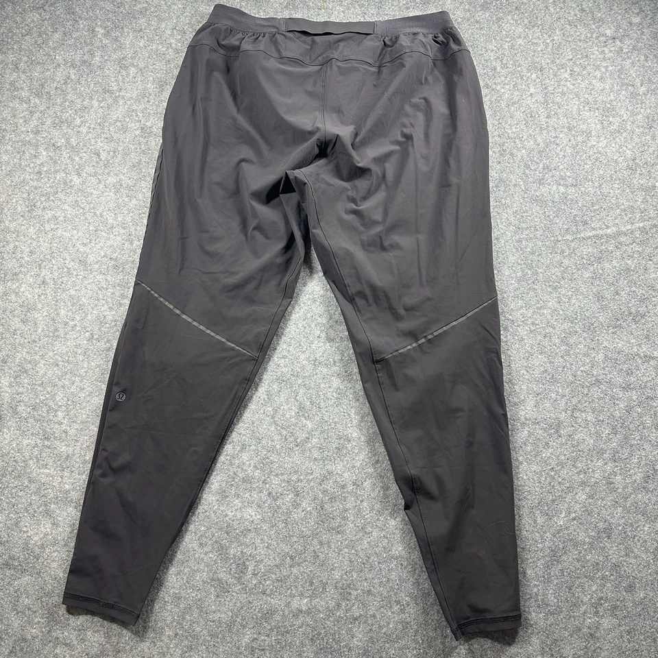 Calça Lululemon Masculina XL Cinza Grafite Quebra Ritmo Tornozelo 29" Joggers - Imagem 2 de 4