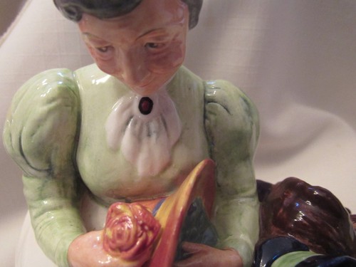 BEAUTIFUL ROYAL DOULTON "THE WARDROBE MISTRESS" HN2145 - ENGLAND - 1953 COPRIGHT - Picture 3 of 10