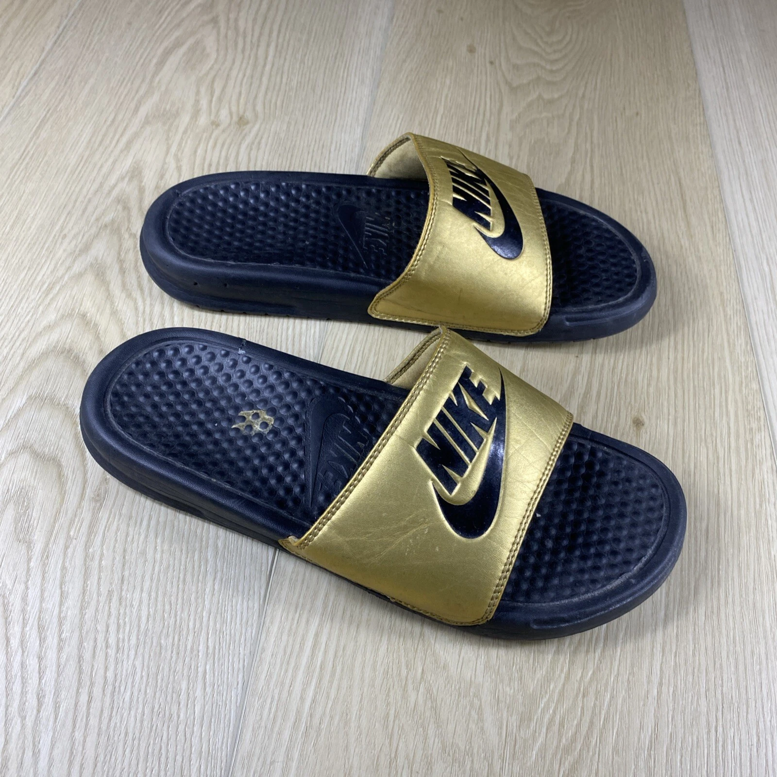 Nike Slide Donna Benassi JDI Sandalo SLIDE Nero Oro Metallizzato 343881 014 Taglia 8